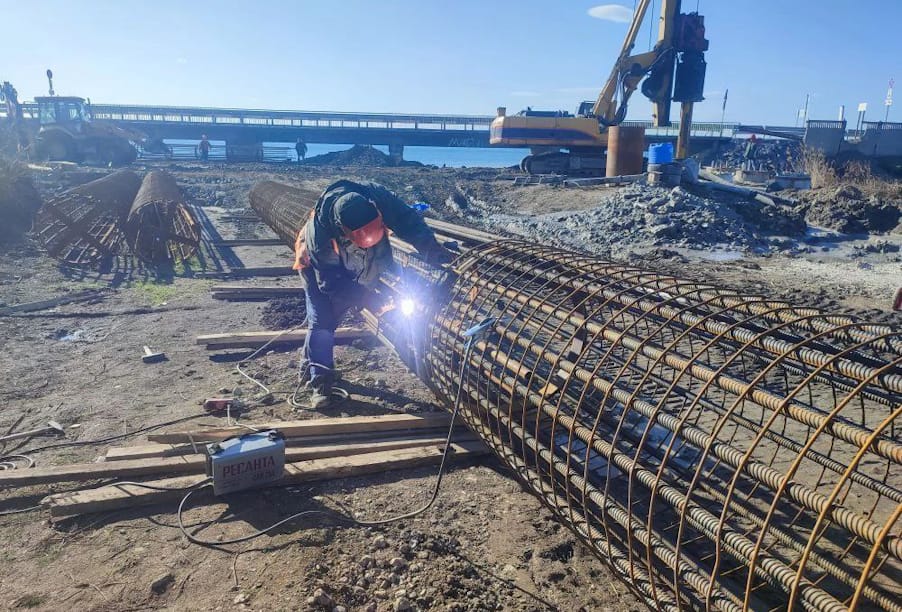 В селе Морское Республики Крым идет реконструкция мостового перехода через реку Шелен